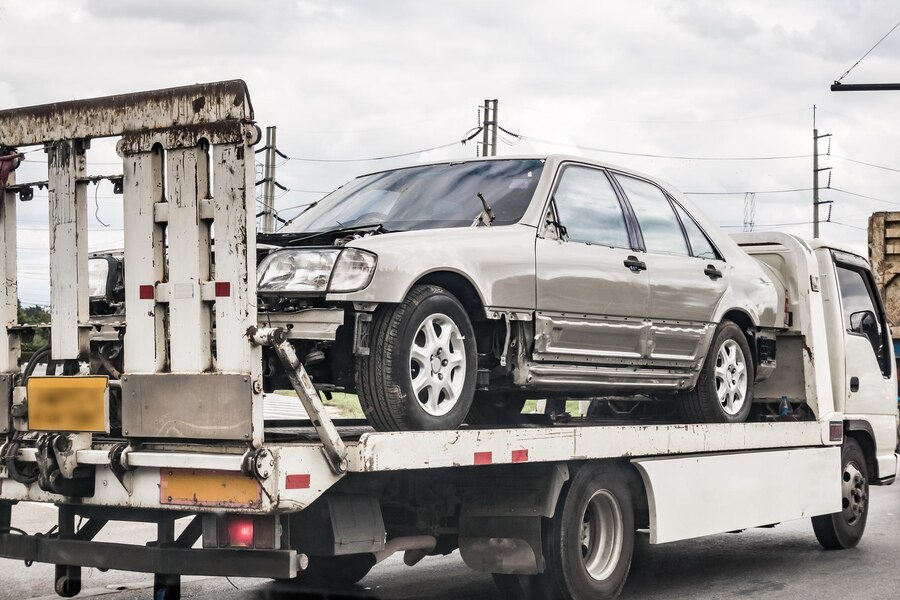 Understanding The Differences Between Flatbed And Wheel Lift Towing